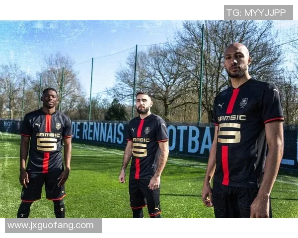 雷恩俱乐部球衣款式与色调历史演变回顾