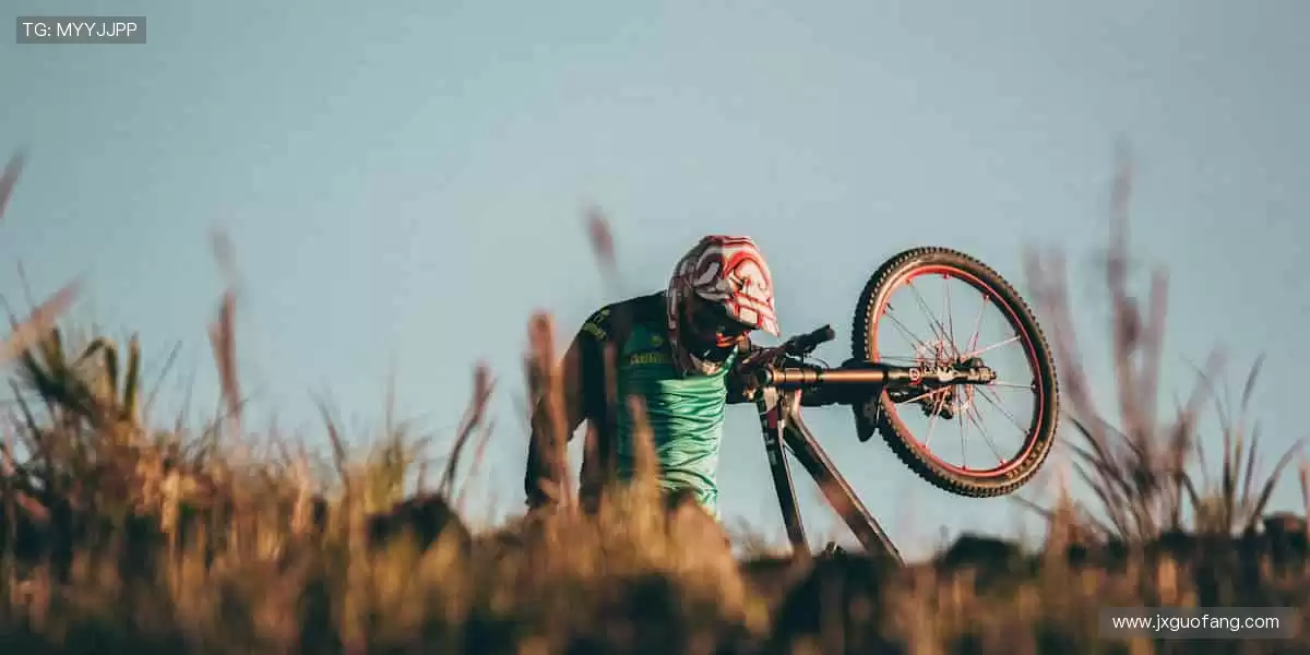 📱边看边聊，与全球球迷共享精彩时刻！💬